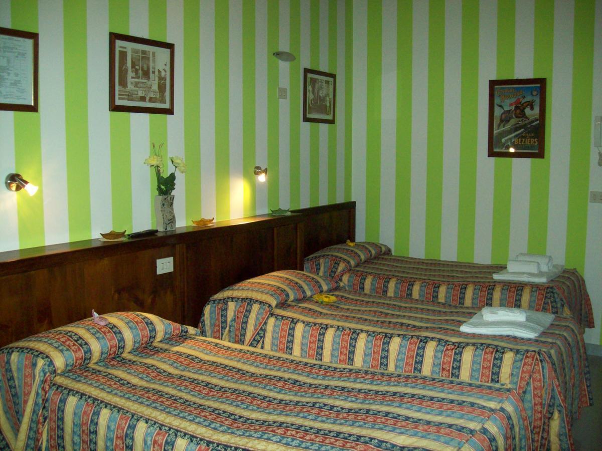 Hotel Excalibur Revello Bagian luar foto