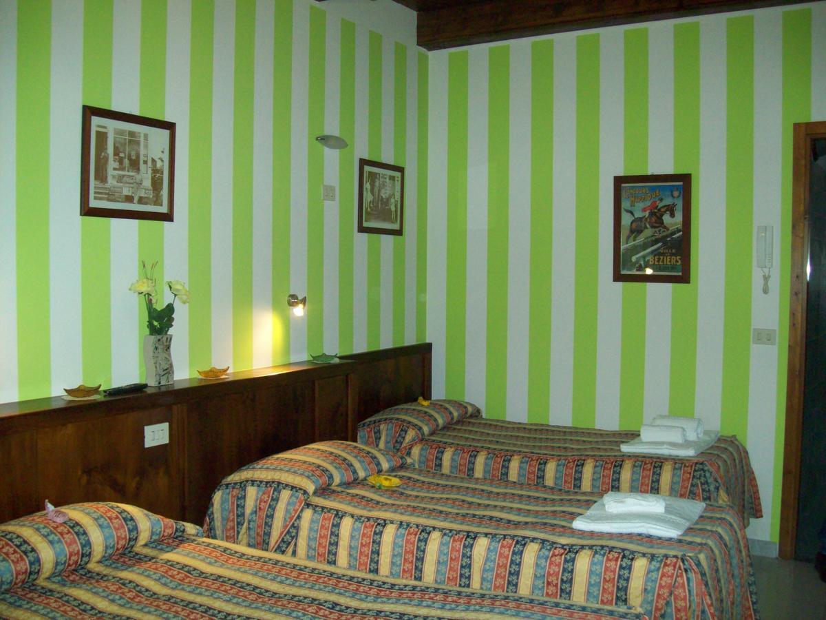 Hotel Excalibur Revello Bagian luar foto