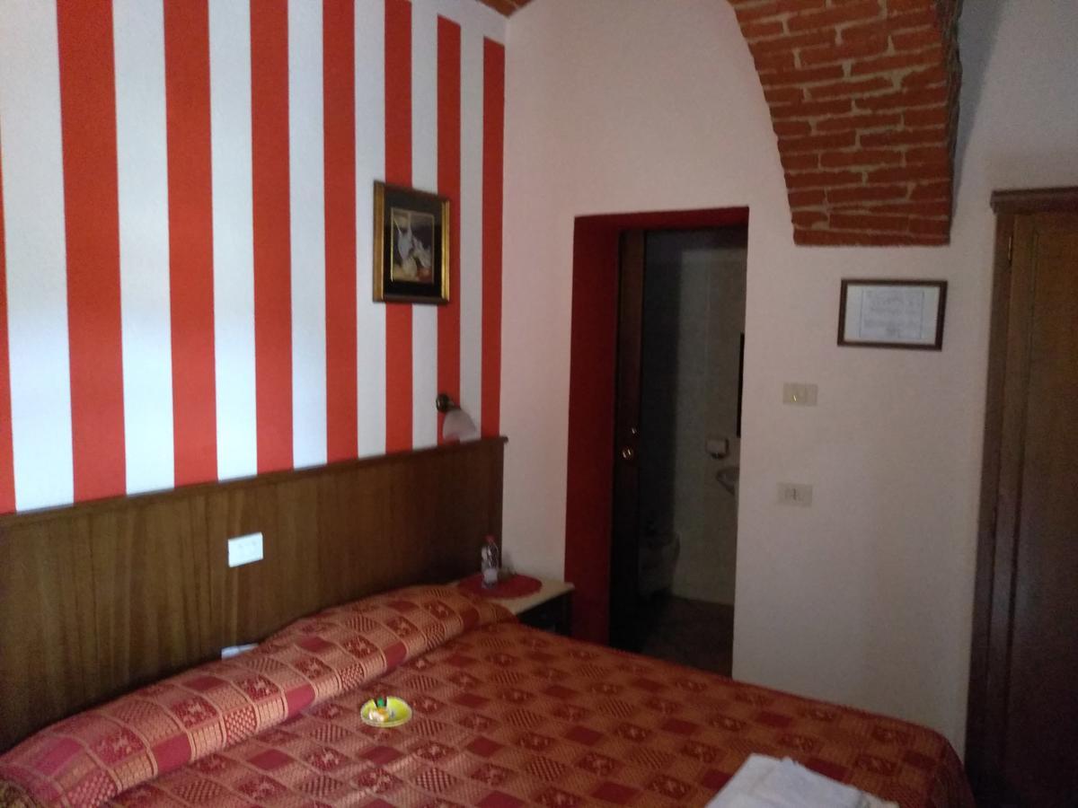 Hotel Excalibur Revello Bagian luar foto